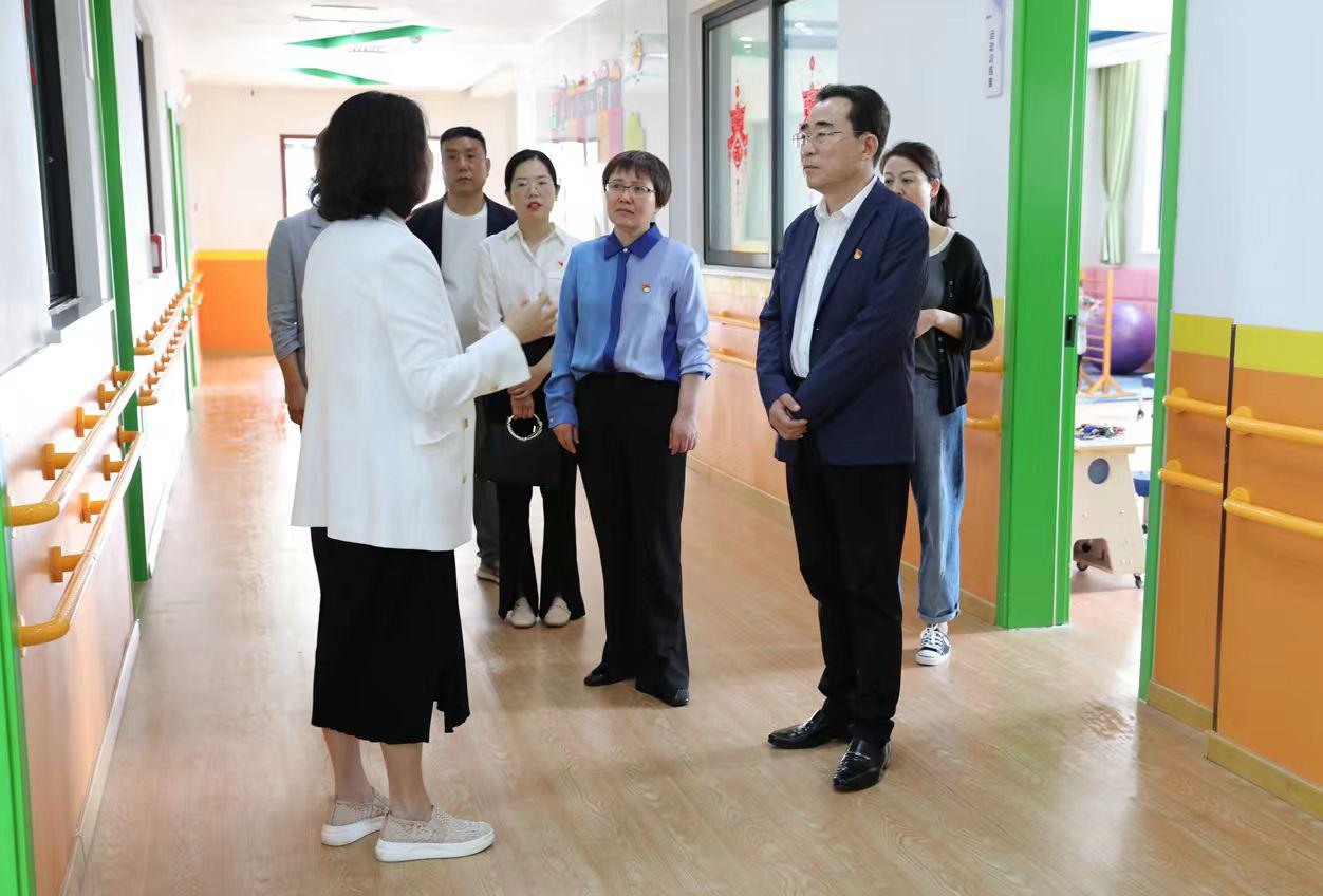 市院党组副书记、副检察长海德民到市福利院看望慰问困境儿童