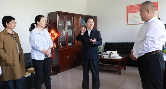 市检察院党组书记、检察长赵艺林到鄢陵县检察院深入部分科室看望慰问检察干警